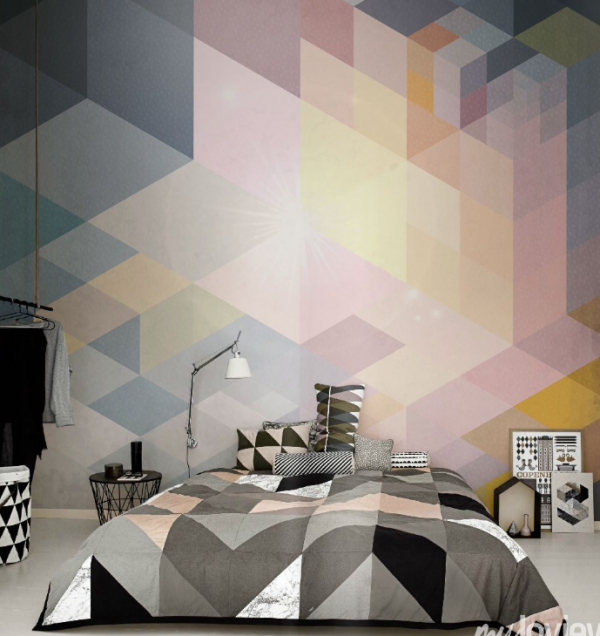Dinding dengan wallpaper bermotif geometris